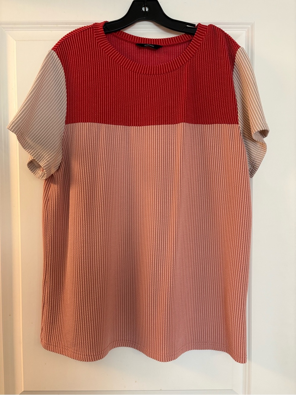 Textured Colorblock Short Sleeve Tee in Red and Blush